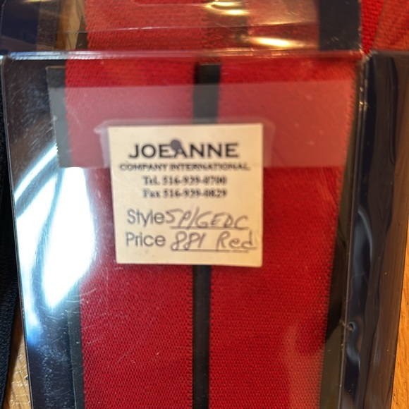 4 sets of men’s suspenders. Two have never been worn.
3 fabric, 1 leather - Picture 3 of 6